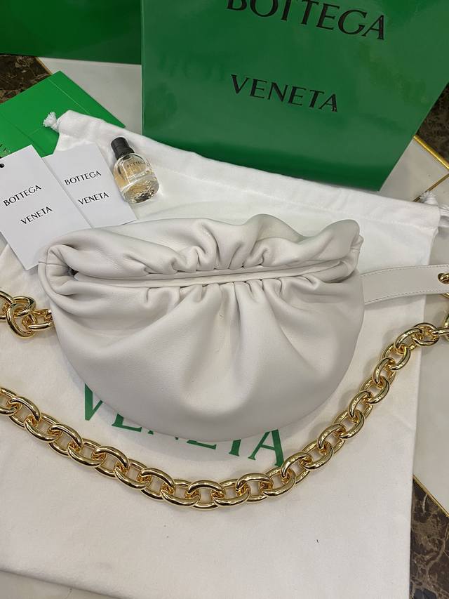 B家651445早春新款链条云朵 时髦度依旧在线，链条较之前轻盈很多，多种背法高级感益屏，日常容量出门解放双手时尚法宝，满足女生有云朵的梦想，集美们冲鸭～尺寸2