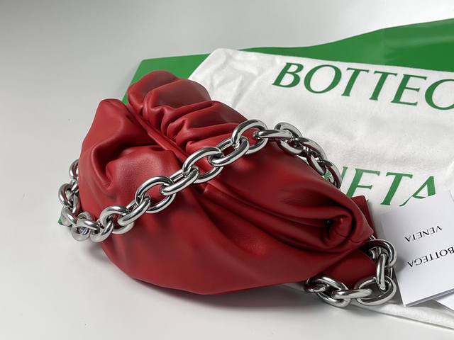 B家651445早春新款链条云朵 时髦度依旧在线，链条较之前轻盈很多，多种背法高级感益屏，日常容量出门解放双手时尚法宝，满足女生有云朵的梦想，集美们冲鸭～尺寸2