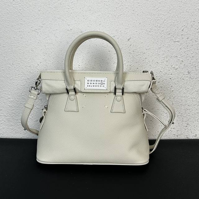 马吉拉 8937新款掌纹牛皮 5Ac贝壳包 头层牛皮 尺寸：高27*长28*宽13Cm .Hh