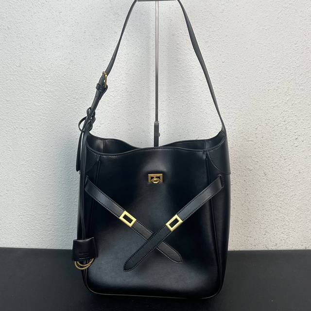 Balenciag 24秋冬系列的re- See 水桶tote包 头层牛皮 整只包没有过多的装饰 高级 有质感 简约大气 容量大 满足日常通勤 潮girl 必备 Balenciag 24秋冬系列的re- See 水桶tote包 头层牛皮 整只包没有过多的装饰 高级 有质感 简约大气 容量大 满足日常通勤 潮girl 必备