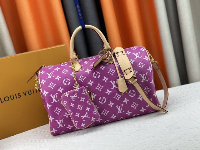 M24422 本款 Speedy P9 Bandoulière 40 Monogram Leather 手袋为柔软粒面牛皮革包裹羊皮革内衬，以丝印 Monogr