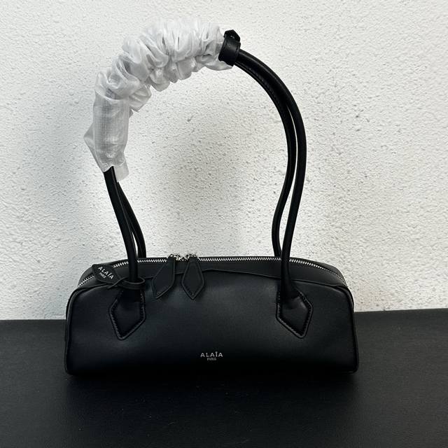 大号 Ailia 又一神作！新款 Le Teckel 腊肠狗包来袭！长柄法棍包的设计复古时髦感拉满，包采用细长廓形，灵感来源于设计师钟爱的腊肠狗，极具时尚辨识度