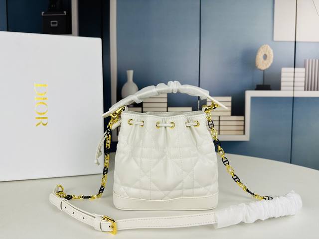 配盒子，Dior 24新款 Jolie水桶包 Dior Jolie 水桶包是二零二四秋季成衣系列新品，彰显时尚风范。采用黑色牛皮革精心制作，饰以超大藤格纹缉面线