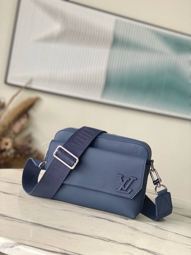 头层皮 顶级原单 M22611 蓝色头层皮 本款 Fastline 邮差包取材柔软牛皮革，兼备潮流风尚与功能考量。贴身构型可容纳手机、小号钱夹、记事本和耳机，前