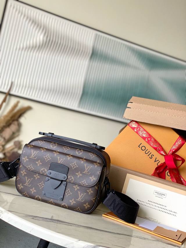 顶级原单 M45806 老花 本款 S Lock 邮差包由 Monogram Macassar 帆布制成，全新锁扣以 Georges Vuitton 于 188