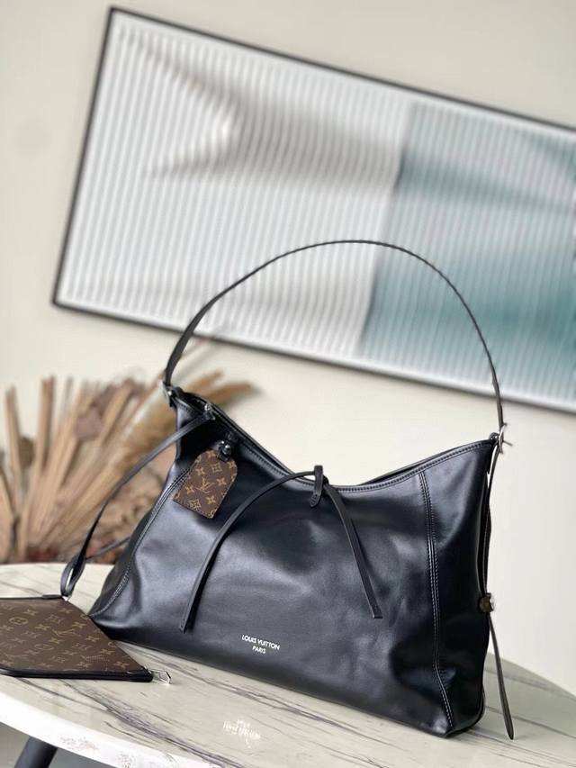 变码芯片、头层皮 顶级原单 M25143 中号 本款carryal Dark中号手袋以柔软羊皮革塑造时尚嘴懒腐形，为2024春夏秀场造型增添瞩目姿彩。抛光金属件