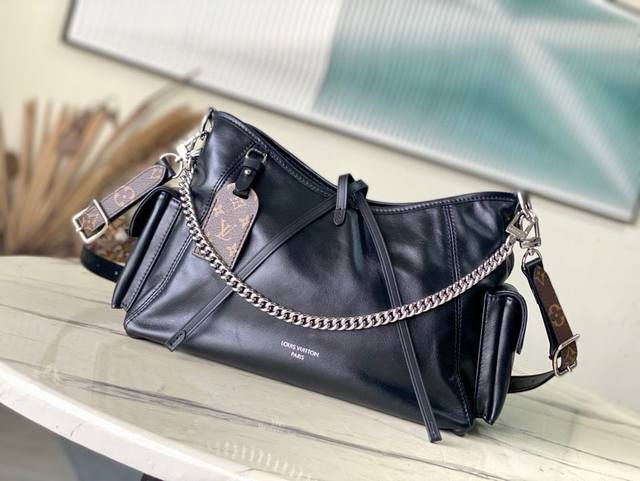 变码芯片、头层皮 顶级原单 M24861 小号本款 Carryall Cargo小号手袋以柔软羊皮革塑造时尚慵懒廓形，为 2024 春夏秀场造型增添瞩目姿彩。抛