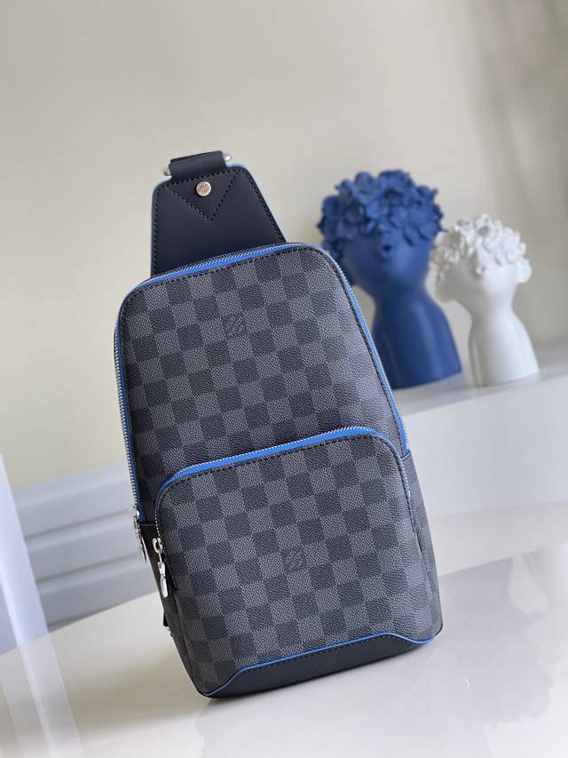 顶级原单 独家实拍n40008黑格 胸包系列 Avenue 单肩包 此款damier Graphite帆布面料的单肩包是都市生活的完美伴侣：小巧而时髦，展现休闲