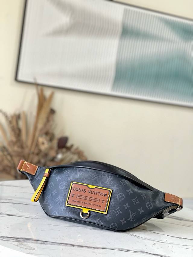 顶级原单 M45220 Bumbag老花腰包去年一推出就火爆全球的老花腰包 黑花黑色皮徽章男士腰包胸包的搭配就是百看不厌的classic，酷似饺子外型可爱又时髦