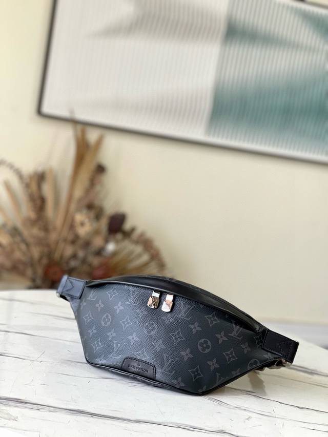 小号 顶级原单 M46035黑花 Discovery 腰包 由 Monogram Eclipse 帆布制成，兼具休闲时尚气质与现代功能性。造型符合人体工学原理，