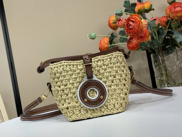 顶级原单noe Purse 水桶手袋 M83521 拉菲草 编织 本款 Noe Purse 手袋为钩编拉菲草搭配皮革饰边，以源自 Noe 手袋的抽绳设计收束精巧