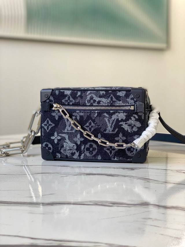 顶级原单 M80033 Mini Soft Trunk 链条包取材 Monogram Tapestry 帆布，令 Monogram 花簇及 字母与挂毯图案细腻糅