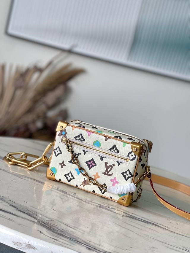 钢链 顶级原单 M25132 本款mini Soft Trunk手袋兼具经典底蕴和摩登格调。Monogramcraggy帆布呈现手绘monogram图案,汇聚m 钢链 顶级原单 M25132 本款mini Soft Trunk手袋兼具经典底蕴和摩登格调。Monogramcraggy帆布呈现手绘monogram图案,汇聚m