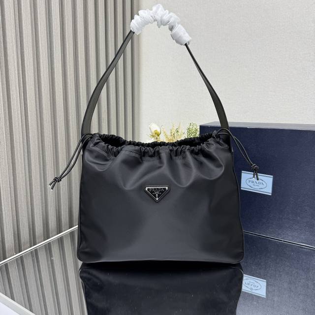 顶级原单 抽绳腋下包1Bd251大号 中古包 这款新品抽绳腋下包采用进口尼龙面料和小牛皮组合成，肩带和底部 包身都为小牛皮，袋口抽绳设计，显得格外时尚又好看，容