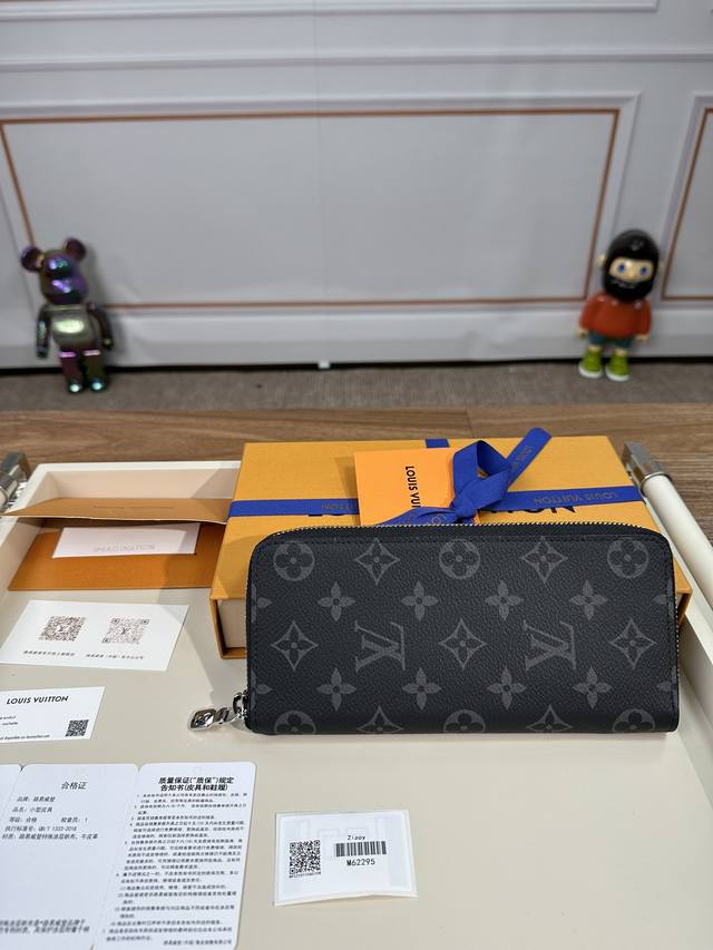 M62295 特级正品 此款路易威登zippy竖款拉链钱夹，由monogram Eclipse帆布裁制而成，时尚而实用，存放携带信用卡与现金的理想之选。牢靠的环