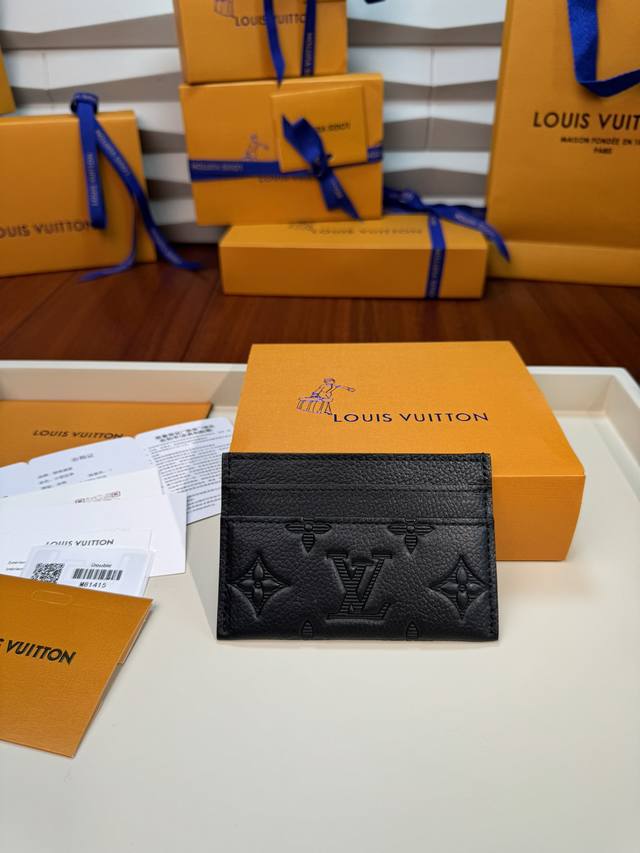 M81415 [Mb特級芯片版] 既小巧又优雅，这款double卡片盒以monogram Shadow美学为精致典雅的精髓。豪华的黑色小牛皮以house Mon