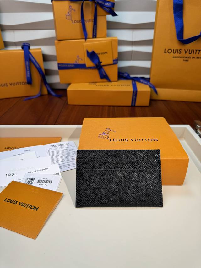 M32730 [Mb特級芯片版] 这款优雅的太极皮革卡片盒可以轻松放入口袋中。它的四个插槽和中央口袋可以容纳您的信用卡，交通证和名片。11X 7X0.6Cm