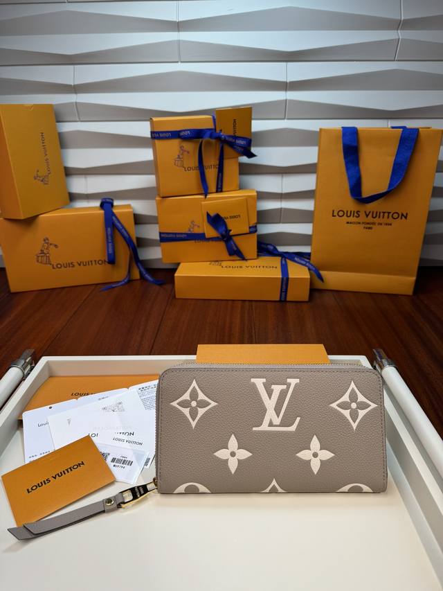 M69794 Mb特级芯片版 这款zippy钱包采用双色monogram指纹皮革，牛皮，上面印有monogram图案。该公司的标志性模型，它以其安全的整体滑动关