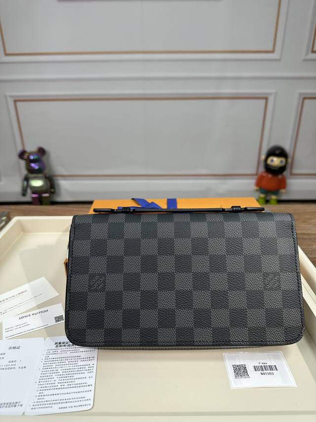 N41503 特级正品 此款极为实用的大号钱夹在容量上足可与小包袋相媲美。配有智能手机专用口袋，另可容纳钥匙、护照、信用卡与现金。采用格纹帆布材质，另配手柄，方