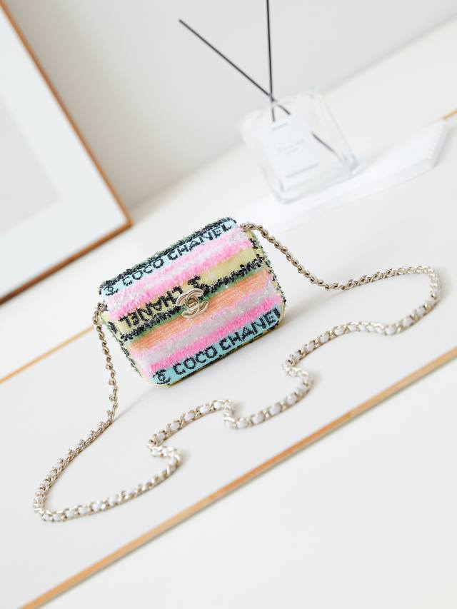 22A彩色字母亮片cfmini 今天来一只很春天气息的香 Chanel香奈儿22S彩色字母亮片cf有没有一眼就被它的配色惊艳到 蓝色绿色白色粉色等彩色亮片汇聚在