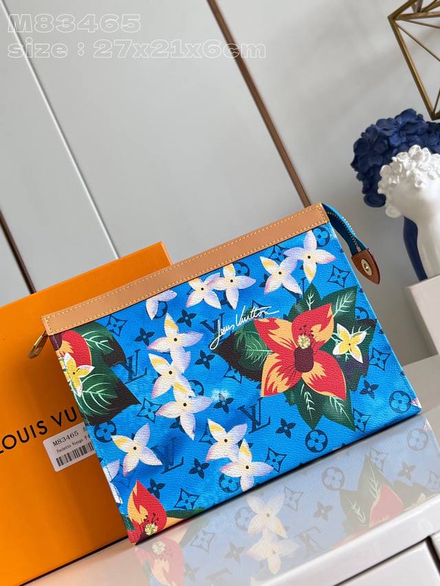 独家实拍 M83465蓝 本款 Pochette Voyage 手拿包为 Pharrell Williams 创作的 Monogram Surfin’ 帆布搭配