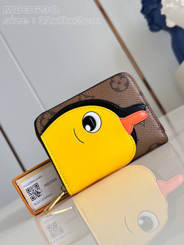 独家实拍 M83690 這款zippy零錢包以monogram Reverse帆布製成,綴以黃色鸭子圖案的亮面小牛皮貼章。此特別版配飾是路易威登創意總監nico 独家实拍 M83690 這款zippy零錢包以monogram Reverse帆布製成,綴以黃色鸭子圖案的亮面小牛皮貼章。此特別版配飾是路易威登創意總監nico