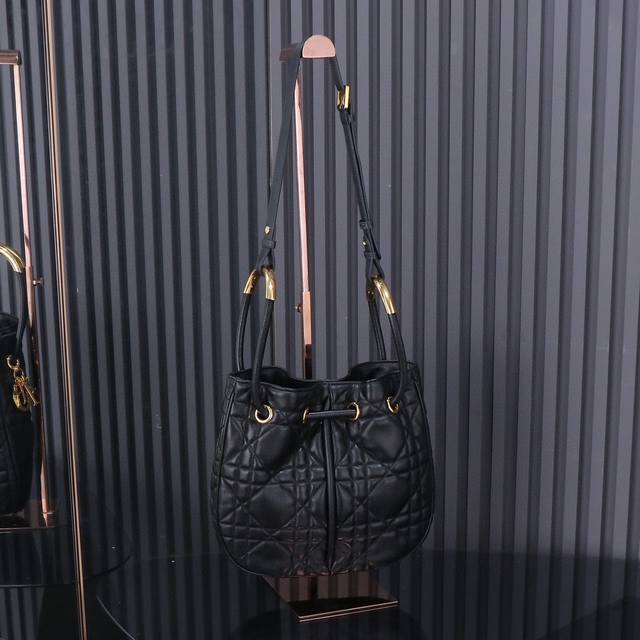 原厂级 黑色菱格中号dior Nolita 手袋 M2312 这款 Dior Nolita 手袋是二零二四秋季成衣系列新品,以时尚高雅的廓形重新诠释 Dior 原厂级 黑色菱格中号dior Nolita 手袋 M2312 这款 Dior Nolita 手袋是二零二四秋季成衣系列新品,以时尚高雅的廓形重新诠释 Dior