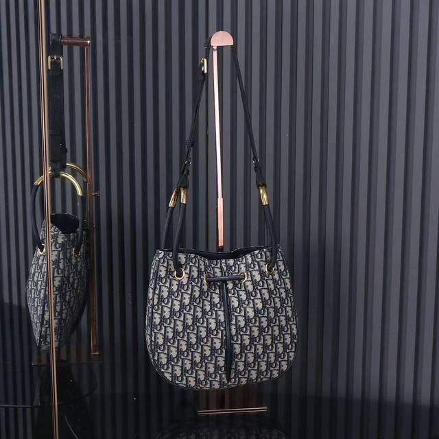 原厂级 蓝布中号dior Nolita 手袋 M2312 这款 Dior Nolita 手袋是二零二四秋季成衣系列新品，以时尚高雅的廓形重新诠释 Dior 的现