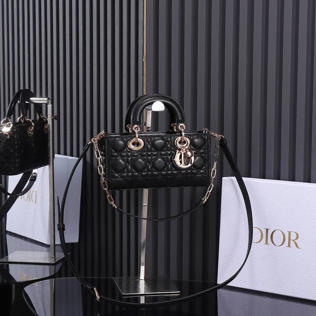 D-Joy小号尺寸现货 全新d-Joy强势回归,最新小号大爆款的节奏,包包自带两条肩带,多种背法♀,上身又美又飒,经典的菱格设计,搭配柔软的绵羊皮优雅又时尚 S D-Joy小号尺寸现货 全新d-Joy强势回归,最新小号大爆款的节奏,包包自带两条肩带,多种背法♀,上身又美又飒,经典的菱格设计,搭配柔软的绵羊皮优雅又时尚 S