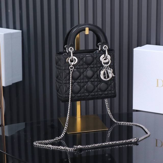 原厂皮配羊绒内里 Lady Dior 三黑色银扣,经典款戴妃包手袋集中体现了 Dior 对典雅和美丽的深刻洞见。精心制作,以藤格纹缉面线打造醒目的绗缝细节,高雅 原厂皮配羊绒内里 Lady Dior 三黑色银扣,经典款戴妃包手袋集中体现了 Dior 对典雅和美丽的深刻洞见。精心制作,以藤格纹缉面线打造醒目的绗缝细节,高雅