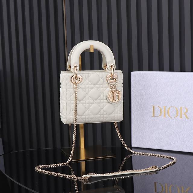 原厂皮配羊绒内里 Lady Dior 三格白色,经典款戴妃包手袋集中体现了 Dior 对典雅和美丽的深刻洞见。精心制作,以藤格纹缉面线打造醒目的绗缝细节,高雅经 原厂皮配羊绒内里 Lady Dior 三格白色,经典款戴妃包手袋集中体现了 Dior 对典雅和美丽的深刻洞见。精心制作,以藤格纹缉面线打造醒目的绗缝细节,高雅经