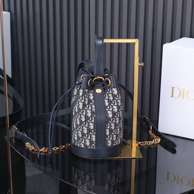 经典蓝布双肩背包是本季新品，于迪奥二零二四春夏成衣系列发布秀精彩亮相，重新定义 现代优雅的经典标识。采用黑色柔软牛皮革精心制作，突显加大藤格纹缉面线，饰以精致的