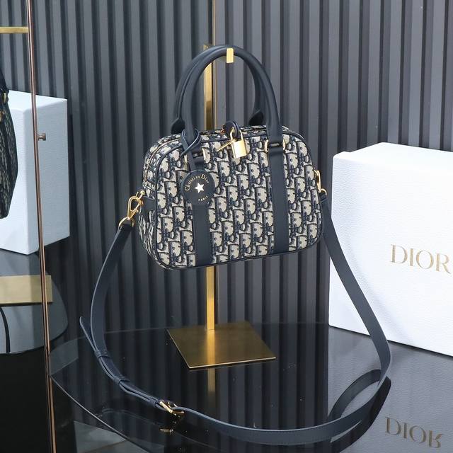 原厂级 中号2024Summer全新vibe保龄球包m1340 当下最受欢迎的包包之一来自vibe系列 Vibe系列独有气质融合运动风与高订风范 彰显高雅与动感 原厂级 中号2024Summer全新vibe保龄球包m1340 当下最受欢迎的包包之一来自vibe系列 Vibe系列独有气质融合运动风与高订风范 彰显高雅与动感