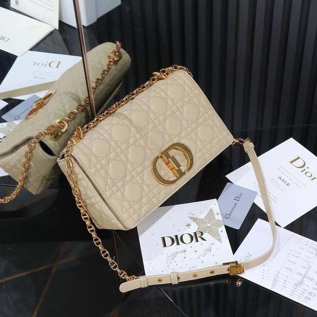 Dior Caro 原厂级别 杏色 中号手袋 M9242 迪奥新款链条包令人惊艳采用象牙色牛皮革精心制作 以标志性的藤格纹针脚打造绗缝细节 材质柔软,翻盖饰以复 Dior Caro 原厂级别 杏色 中号手袋 M9242 迪奥新款链条包令人惊艳采用象牙色牛皮革精心制作 以标志性的藤格纹针脚打造绗缝细节 材质柔软,翻盖饰以复