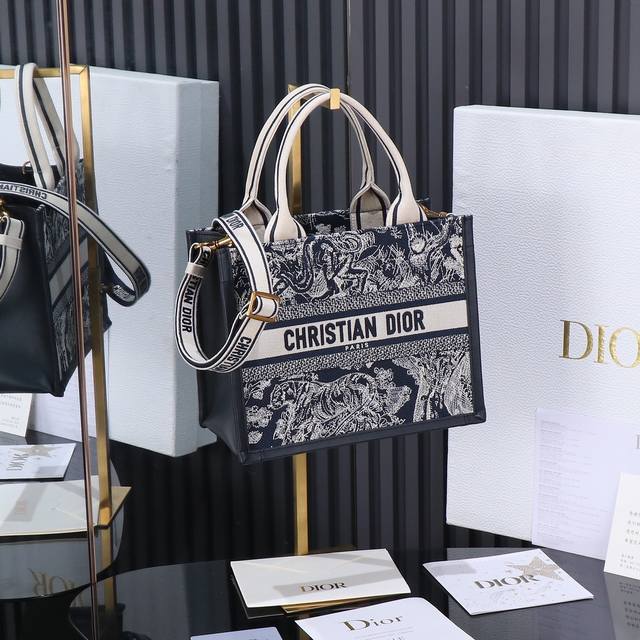 原厂级别 小号 24新款蓝老虎 不得不说,D家确实好会玩啊 可以背的托特来了!简直不要太棒 在最最最经典的托特上又衍生爆款了 越来越多人爱背大包真正的无性别之分 原厂级别 小号 24新款蓝老虎 不得不说,D家确实好会玩啊 可以背的托特来了!简直不要太棒 在最最最经典的托特上又衍生爆款了 越来越多人爱背大包真正的无性别之分