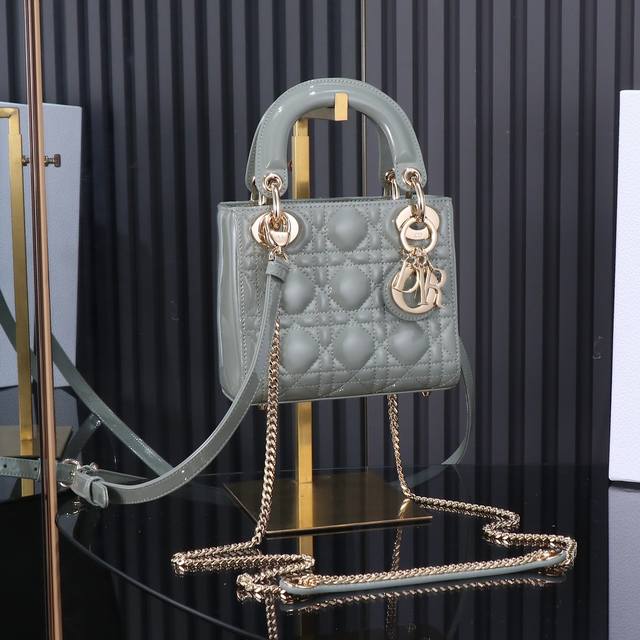 原厂皮配羊绒内里 Lady Dior 三格岩石灰漆皮，经典款戴妃包手袋集中体现了 Dior 对典雅和美丽的深刻洞见。精心制作，以藤格纹缉面线打造醒目的绗缝细节，