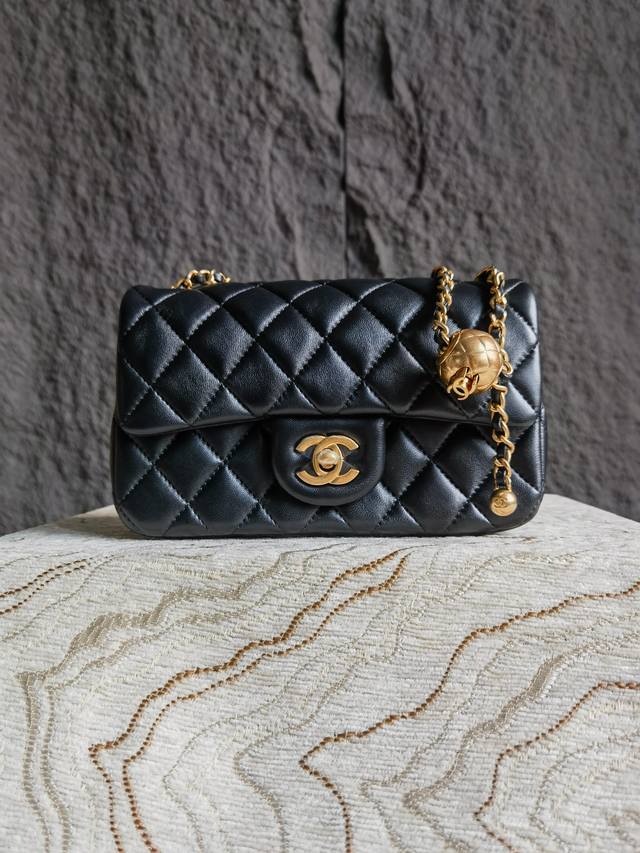 实拍 As1787 金球cf 大号20Cm 真正原厂山羊皮 新版做工 侧面u型工艺 底部平整 正宗复古鎏金 非常漂亮的版型 实拍 As1787 金球cf 大号20Cm 真正原厂山羊皮 新版做工 侧面u型工艺 底部平整 正宗复古鎏金 非常漂亮的版型