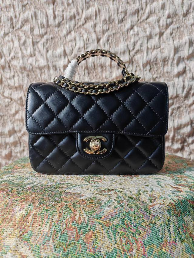 实拍 As4140 钻石手柄cf 小号18Cm 正规尺寸 选用小香原厂山羊皮 全钢五金 侧面u型工艺 每颗钻都是精挑细选 实拍 As4140 钻石手柄cf 小号18Cm 正规尺寸 选用小香原厂山羊皮 全钢五金 侧面u型工艺 每颗钻都是精挑细选