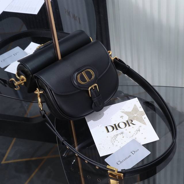 原厂级 白色中号现货 Bobby系列一个实物比图片好看千百倍的包♀，精致又帅气，手感极好的小牛皮，既高级又耐磨，肩带可调节，容量也非常可，两部手机绰绰有余，关键