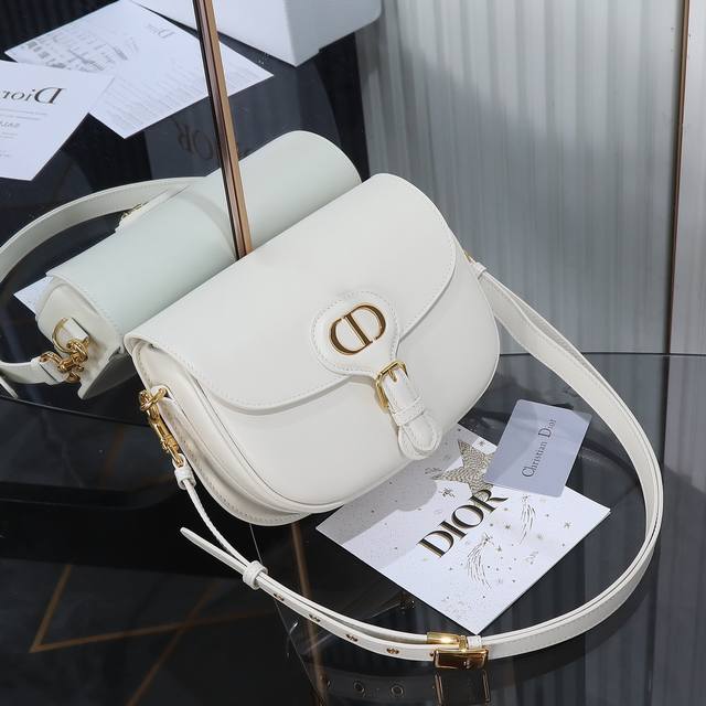 原厂级 白色中号现货 Bobby系列一个实物比图片好看千百倍的包♀,精致又帅气,手感极好的小牛皮,既高级又耐磨,肩带可调节,容量也非常可,两部手机绰绰有余,关键 原厂级 白色中号现货 Bobby系列一个实物比图片好看千百倍的包♀,精致又帅气,手感极好的小牛皮,既高级又耐磨,肩带可调节,容量也非常可,两部手机绰绰有余,关键