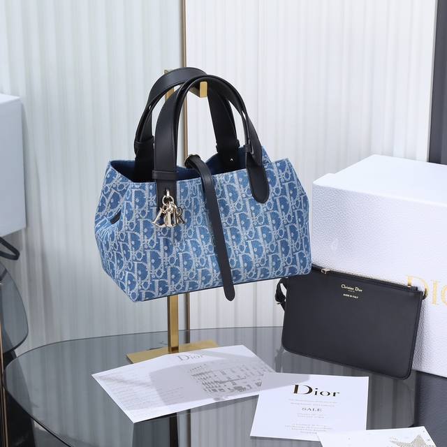 Toujours小号现货 Toujours丹宁系列，被种草了这个包，以不规则的石洗效果焕新演绎经典的字母图案，赋予包全新的风格，渐变效果独特又帅气，牛仔印花展现