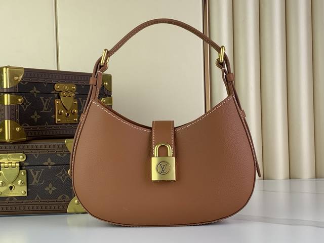 正品级牛皮+磨砂牛皮里 Low Key Shoulder 腋下手袋 M24611 Magww0 M24885金棕色 以华美设计再度印证品牌精湛匠艺。柔软牛皮革浸