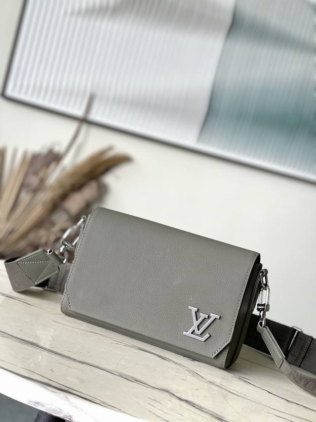 顶级原单 M25125 军绿色 本款takeoff小号邮差包取材牛皮革，以钝角翻盖和lv标识延续lv Aerogram系列的标志性元素。贴身构型结合可拆卸宽幅肩