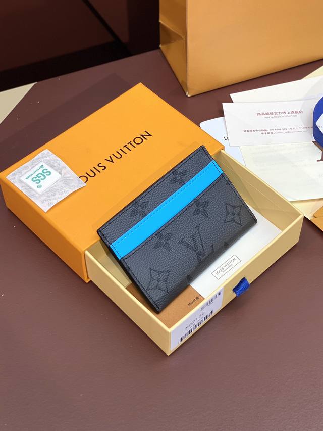 M62170 灰花蓝！芯片版、此款采用全新monogram Eclipse涂层帆布材质的卡片夹风格靓丽而时髦，体积小巧，可轻松收入口袋中。配有中央口袋与四个插槽