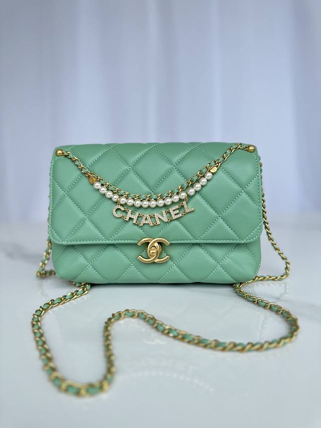 品牌:Chanel型号:As5011 简介:原单质量,经典之作,华丽与气质的前沿,是你意想不到的尊贵。皮种:原单进口羊皮,里配原版小羊皮。五金:原版五金配制尺寸 品牌:Chanel型号:As5011 简介:原单质量,经典之作,华丽与气质的前沿,是你意想不到的尊贵。皮种:原单进口羊皮,里配原版小羊皮。五金:原版五金配制尺寸