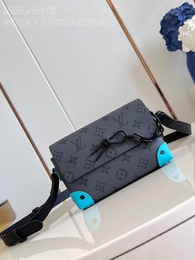 独家实拍 M11496 本款 Steamer 迷你手袋融合 Monogram Eclipse Reverse 帆布和牛皮革饰边，释放悠然夏日气息。可调节肩带和加