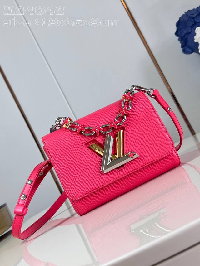 独家实拍 M24042玫 Twist Pm Lv Bloom手袋采用精致的花卉细节和提升情绪的配色，是对春天的赞美。精美的质感epi皮革制成，配有抛光双色lv扭