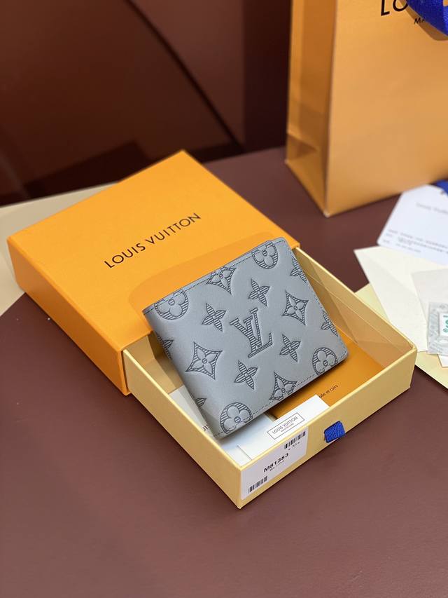 M81383灰！Multiple 钱夹以 Monogram Shadow 皮革流露经典底蕴。细腻牛皮革压印标志性 Monogram 图案，口袋、隔层和卡片夹层丰