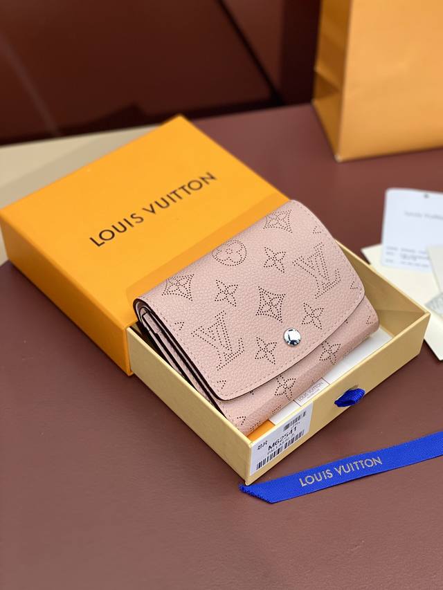 M62541 粉色！芯片版、Iris Compact 钱夹以路易威登独特monogram打孔通花的柔软mahina皮革制成，这款小巧钱夹可轻易收纳入任何手袋。打