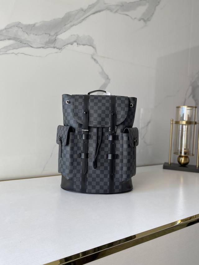 复刻版 登山包 N41379 黑格 功能多样的 Christopher 小号双肩包拥有宽敞的包内空间和引人注目的外观，是一款非常适合户外使用的日常包款。 其富有